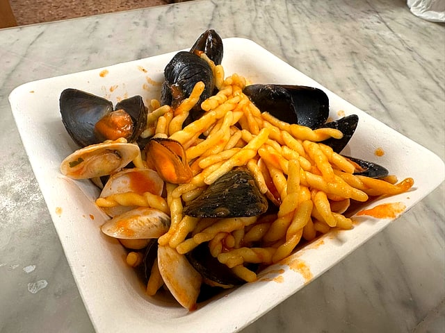 Trofie con cozze e vongole fresche — cucina marinara salentina della Pescheria del Corso a Torre Vado