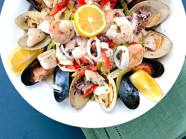Insalata di mare con calamari gamberetti cozze e vongole — Pescheria del Corso Torre Vado